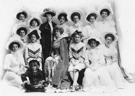 1905's queen with her court